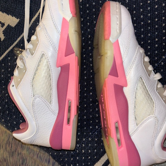 Boys size 7 (8.5/9 in wmn) retro low white and pink 5’s! - Picture 4 of 5
